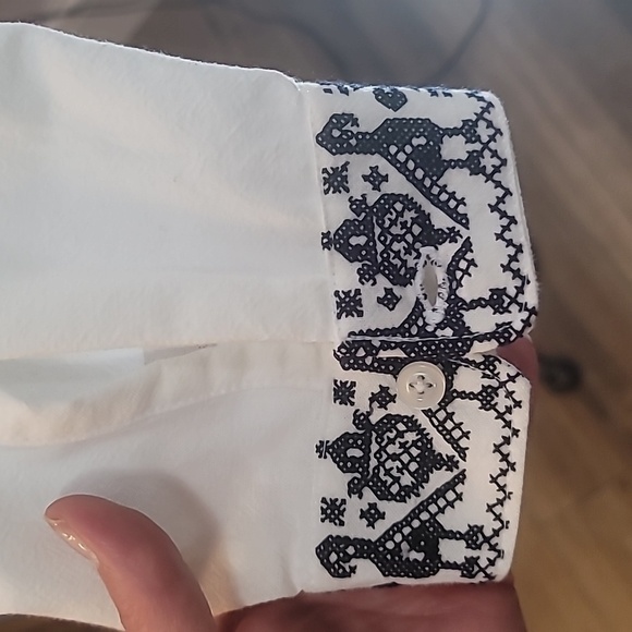 Shuudi brand Mexican linen men's vacation shirt white with navy blue embroidery - Picture 8 of 17